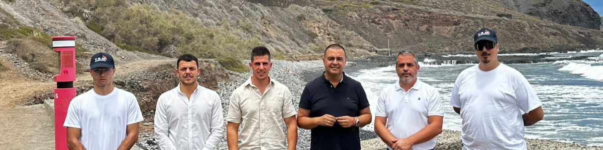 El alcalde, Pedro Rodríguez, junto a los concejales Tanausú Santos y César Medina, y los asistentes en primeros auxilios, en la playa de San Felipe