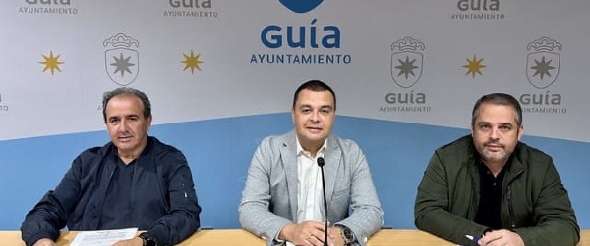 El alcalde Pedro Rodriguez junto a los concejales de Obras Aniceto Aguiar y de Urbanismo Cesar Medina derecha de la imagen durante el anuncio del Plan de Obras 1