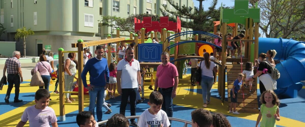 El alcalde Pedro Rodriguez junto a los concejales de Urbanismo Cesar Medina y de Parques y Jardines Sergio Suarez en el acto de apertura de la zona de juegos de la Plaza de Las Huertas