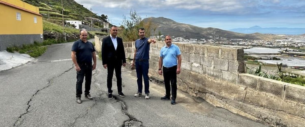 El alcalde Pedro Rodriguez junto a los concejales de Vias Aniceto Aguiar Urbanismo atienden las explicaciones del tecnico sobre los trabajos que se van a ejecutar. 1