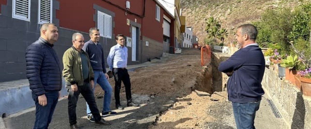 El alcalde Pedro Rodriguez junto a los concejales de Vias y Obras Aniceto Aguiar y Urbanismo Cesar Medina y tecnicos de la obra durante la visita a los trabajos 9