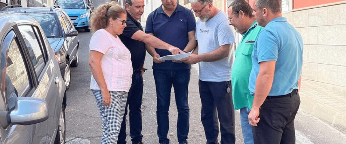 El alcalde Pedro Rodriguez junto a los concejales y los representantes vecinales durante la visita a La Atalaya.jpg