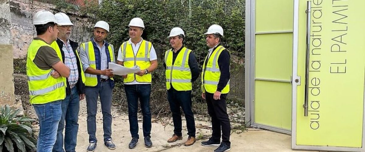 El alcalde Pedro Rodriguez junto a los concejales y tecnicos durante la vista a las obras del Aula de la Naturaleza