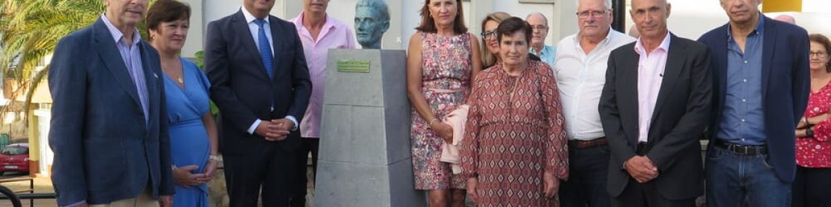 El alcalde Pedro Rodríguez junto a los familiares del homenajeado Manuel Batista Santana tras el descubrimiento del busto