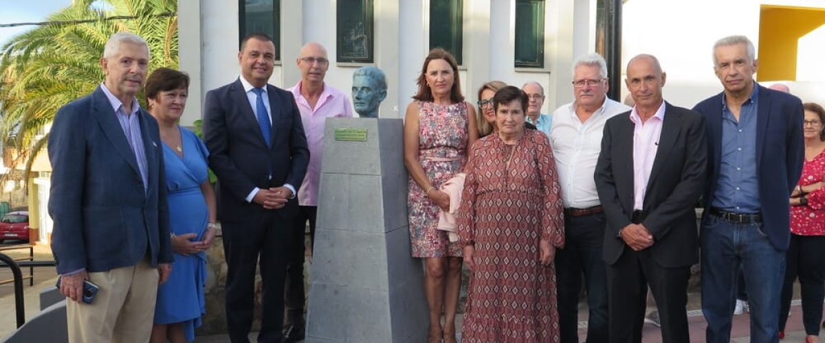 El alcalde Pedro Rodriguez junto a los familiares del homenajeado Manuel Batista Santana tras el descubrimiento del busto