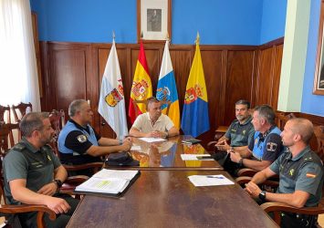 El alcalde, Pedro Rodríguez, junto a los mandos de la Policía Local y la Guardia Civil durante la reunión en las Casas Consistoriales
