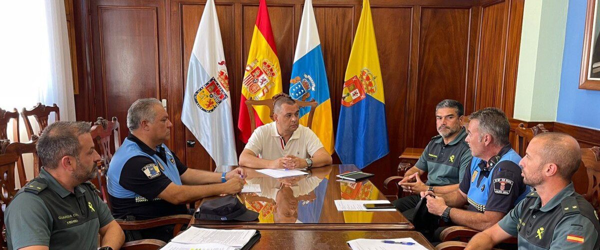 El alcalde Pedro Rodriguez junto a los mandos de la Policia Local y la Guardia Civil durante la reunion en las Casas Consistoriales