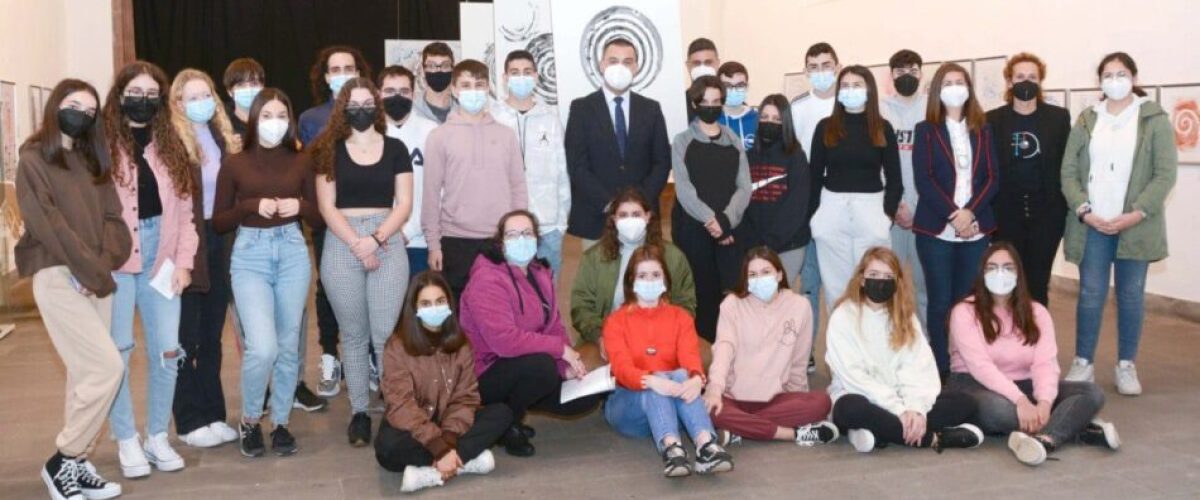 El alcalde Pedro Rodriguez junto a todos los presentes hoy en la inauguracion de la exposicion El viento y el azar en la Casa de la Cultura