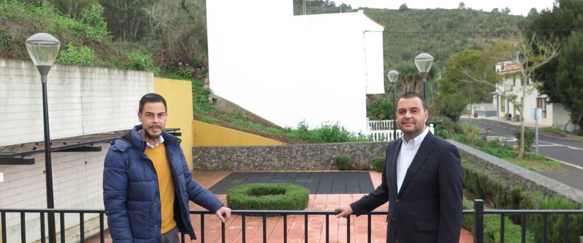 El alcalde Pedro Rodriguez junto al concejal de Parques y Jardines Sergio Suarez con la plaza donde se instalara el nuevo parque infantil al fondo