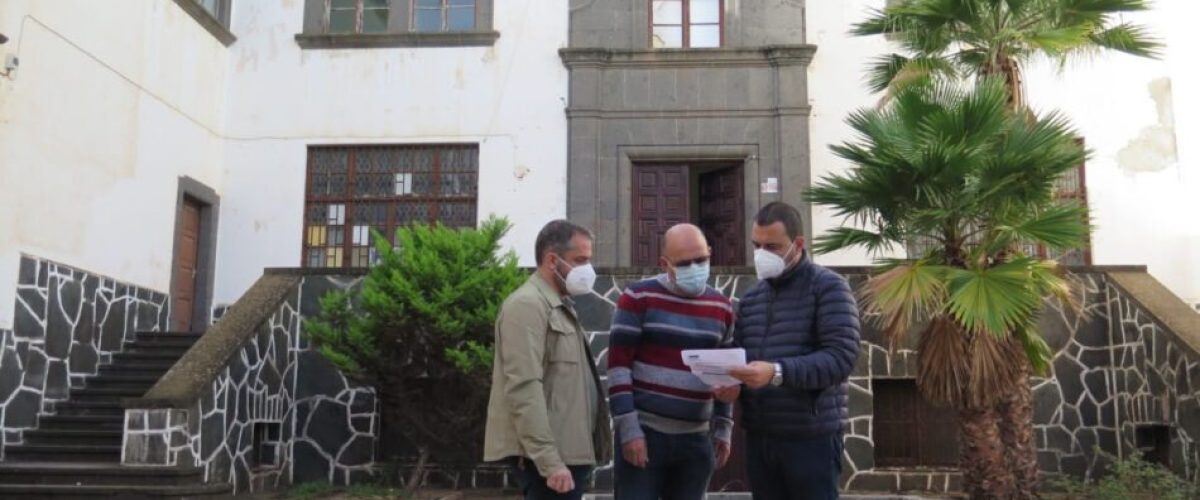 El alcalde Pedro Rodriguez junto al concejal de Urbanismo Cesar Medina i y un tecnico municipal en el colegio de Los Salesianos