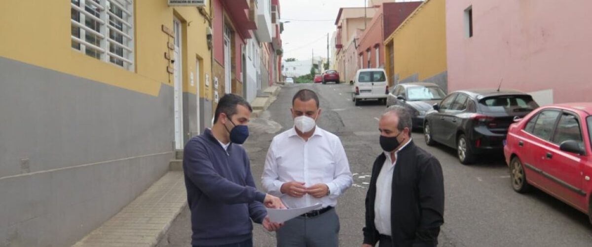 El alcalde Pedro Rodriguez junto al concejal de Vias y Obras Aniceto Aguiar y el tecnico arlos Cabrera izquierda de la imagen en la visita al barrio de San Juan 2