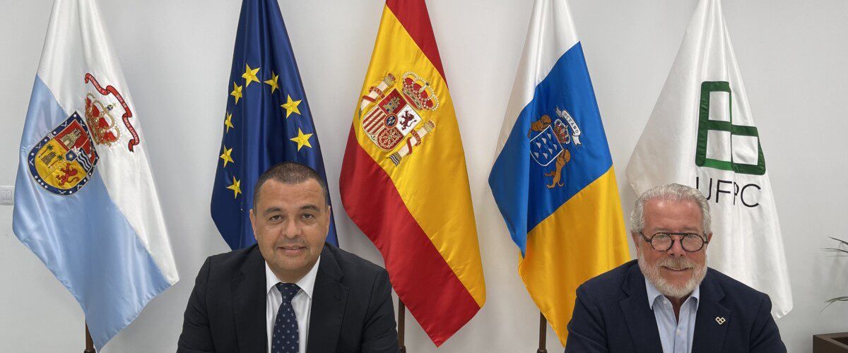 El alcalde Pedro Rodriguez junto al presidente de la Universidad Fernando Pessoa Canarias