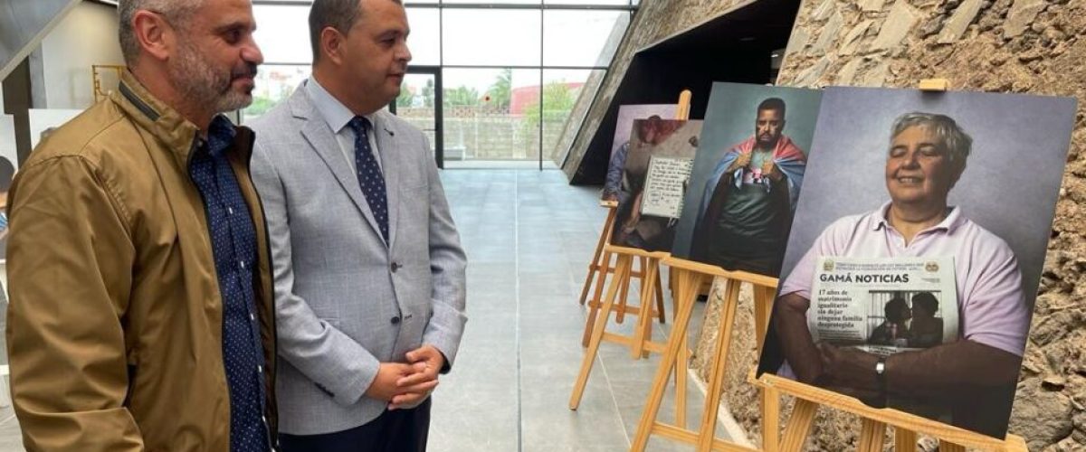 El alcalde Pedro Rodriguez junto al primer teniente de alcalde Alfredo Goncalves en la exposicion inaugurada en el Mercado de Guia