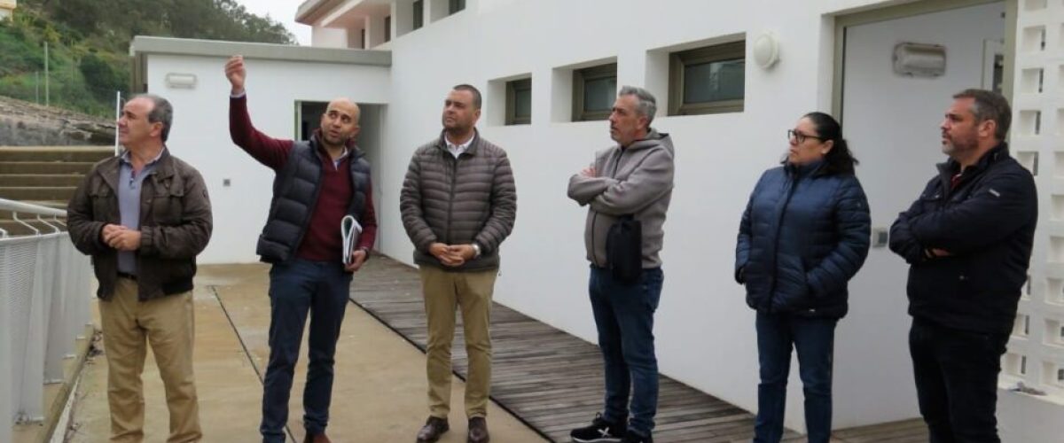 El alcalde Pedro Rodriguez los concejales y representantes vecinales atienden las explicaciones del tecnico