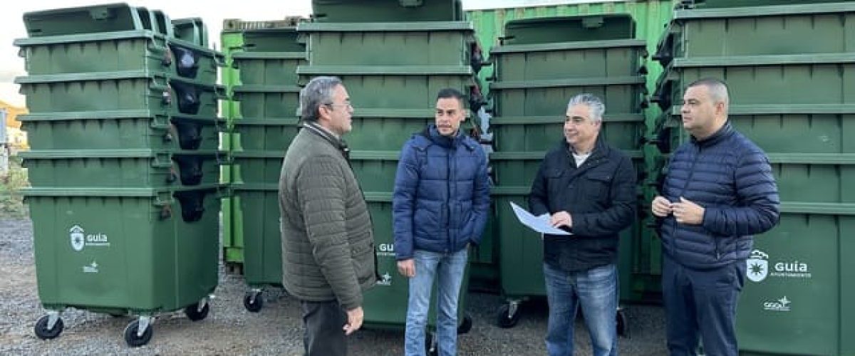 El alcalde Pedro Rodriguez y el concejal de Limpieza Viaria Sergio Suarez junto a representantes de la nueva empresa concesionaria de recogida de residuos en el municipio 1