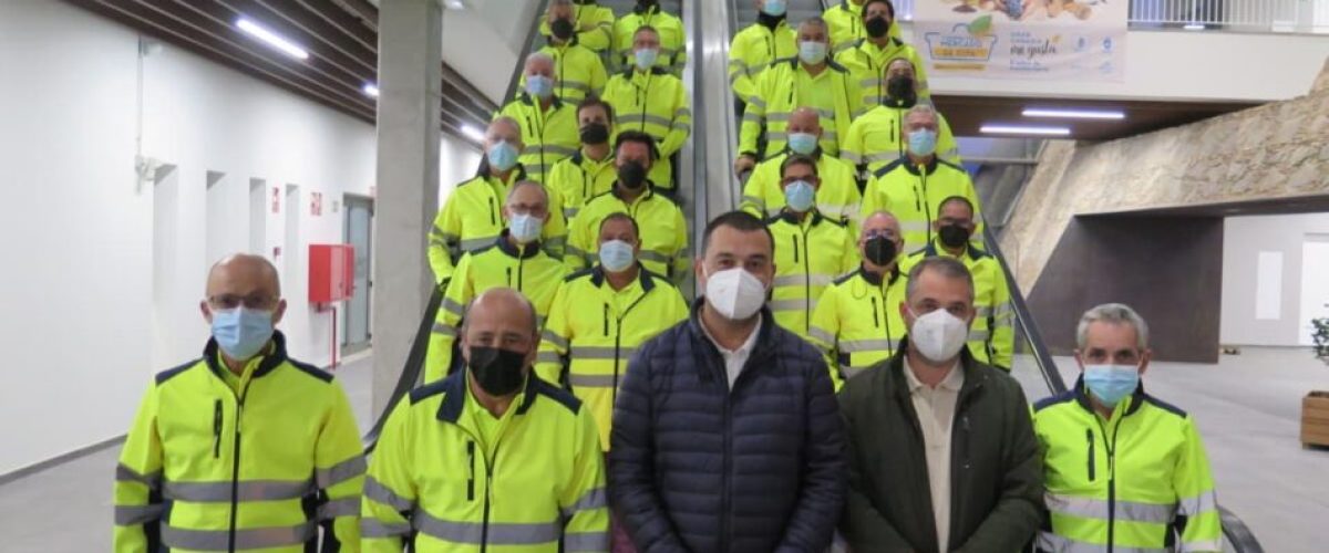 El alcalde Pedro Rodriguez y el concejal de Personal Cesar Medina con los trabajadores municipales durante la presentacion hoy de los nuevos uniformes en el Mercado de Guia