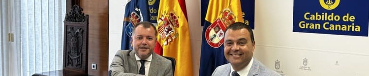 El alcalde, Pedro Rodríguez, y el consejero insular de Presidencia, Teodoro Sosa, durante la firma del acta de cesión del inmueble. (1)