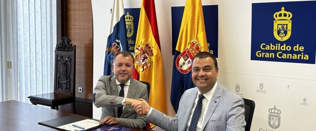 El alcalde Pedro Rodriguez y el consejero insular de Presidencia Teodoro Sosa durante la firma del acta de cesion del inmueble. 1