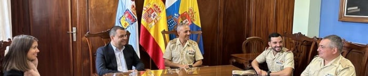El alcalde, Pedro Rodríguez, y la concejala de Cultura, Sibisse Sosa, con diversos miembros del Regimiento de Infantería “Canarias” 50 durante la reunión mantenida en las Casas Consistoriales (1)