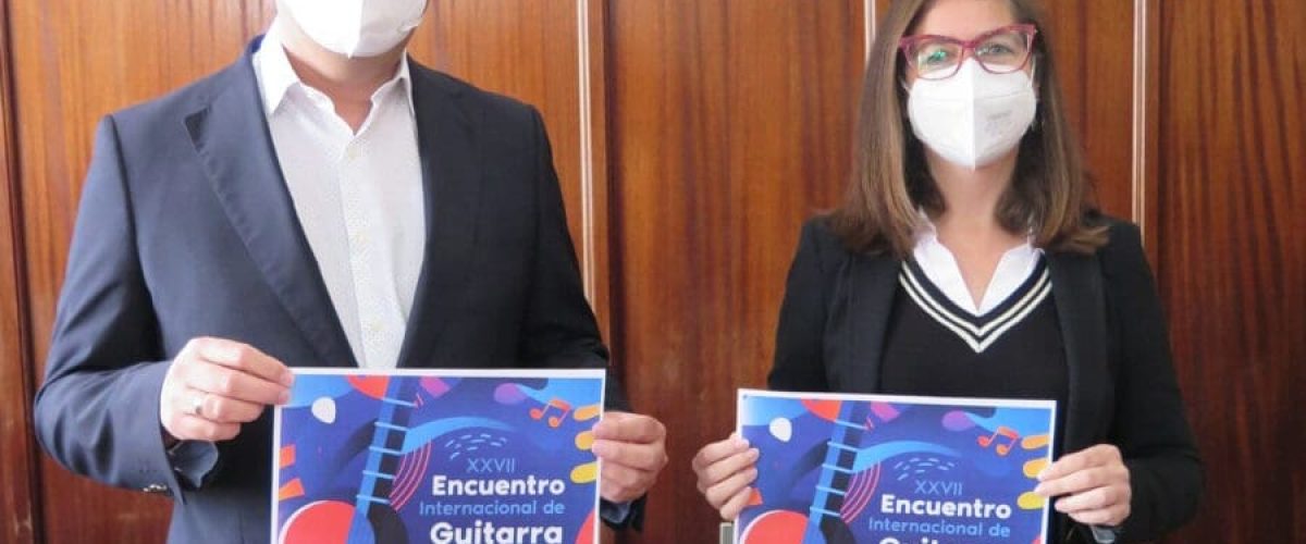 El alcalde Pedro Rodriguez y la concejala de Cultura Sibisse Sosa con el cartel del Encuentro rotated