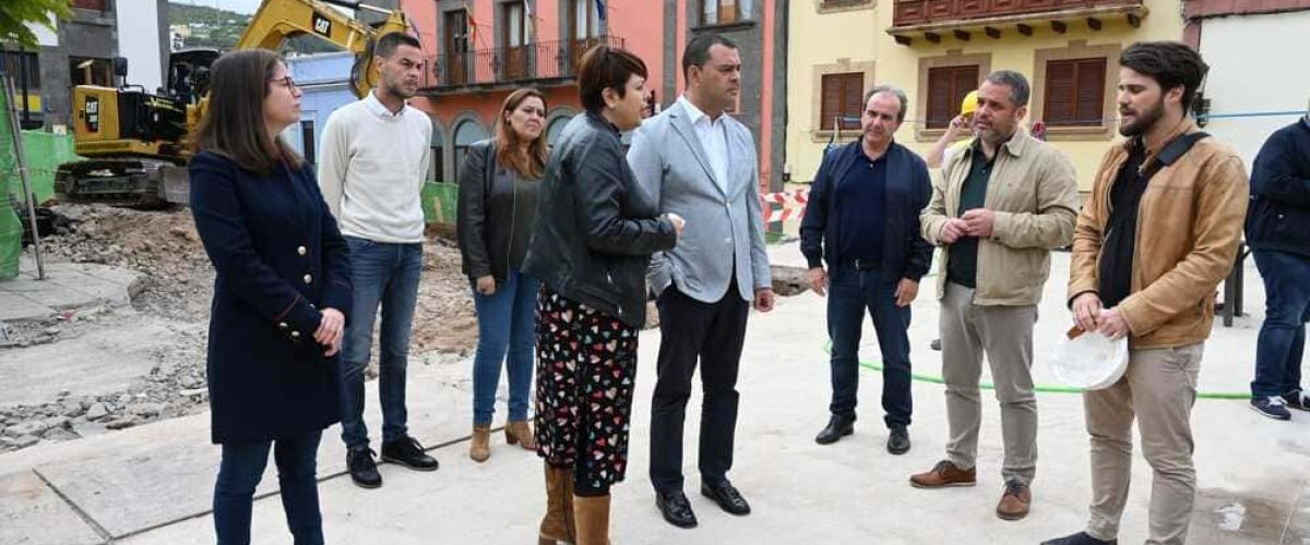 El alcalde Pedro Rodriguez y la consejera insular Minerva Alonso junto a concejales del gobierno municipal durante la visita a las obras de la Plaza Lujan Perez 1