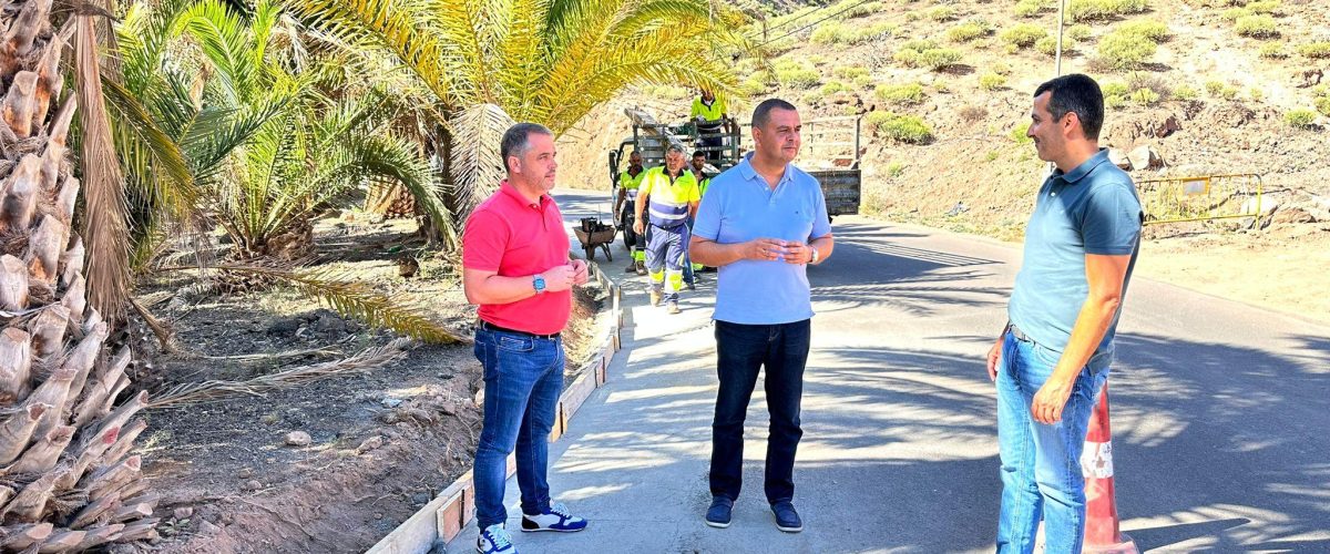 El alcalde acompañado de César Medina, a la izquierda de la imagen, y Carlos Cabrera, durante la visita a los trabajos en la carretera de La Atalaya