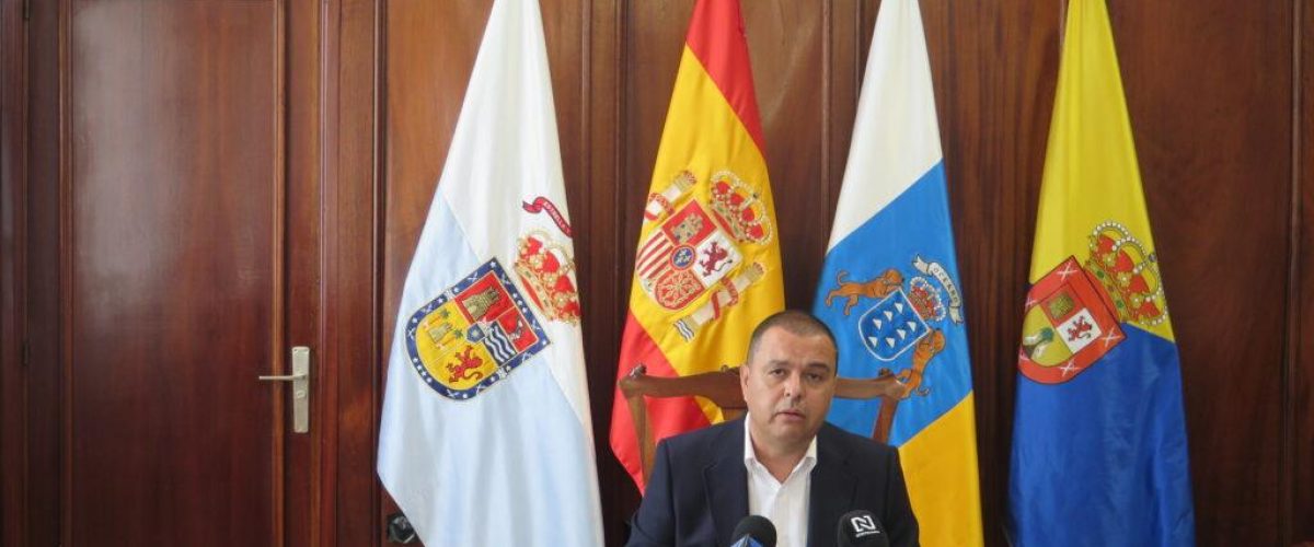 El alcalde de Guia Pedro Rodriguez hoy durante la rueda de prensa ofrecida en el salon de plenos 1024x768