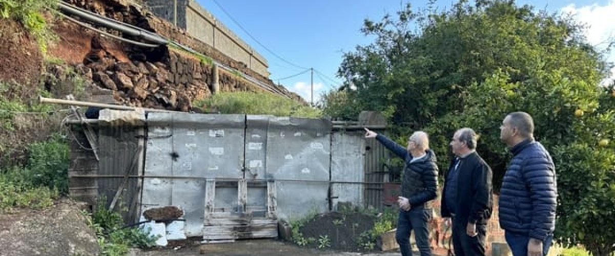 El alcalde junto al concejal de Obras y el arquitecto municipal durante la visita a Hoya del Pedregal 1