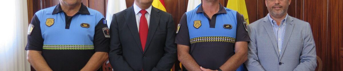 El alcalde junto al nuevo Oficial, Josué Jonathan Quintana, el concejal de Policía Local, César Medina, y el Subinspector-jefe, Antonio Mederos (izquierda de la imagen)