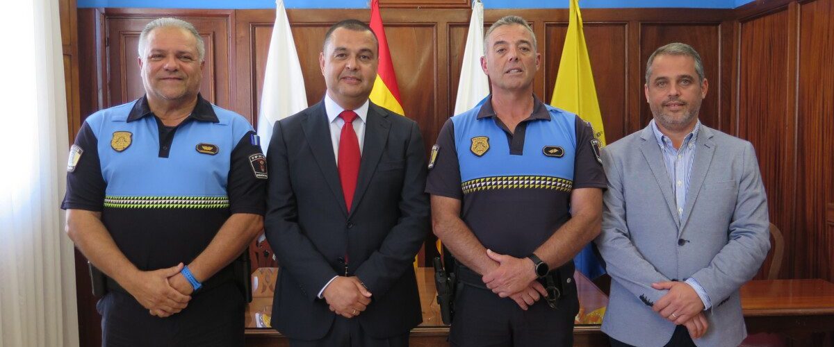 El alcalde junto al nuevo Oficial Josue Jonathan Quintana el concejal de Policia Local Cesar Medina y el Subinspector jefe Antonio Mederos izquierda de la imagen