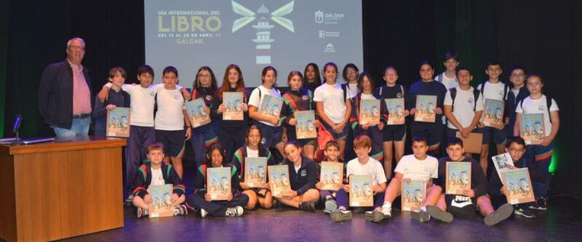 El alumnado participante en la Lectura del Quijote junto con Carlos Ruiz 1