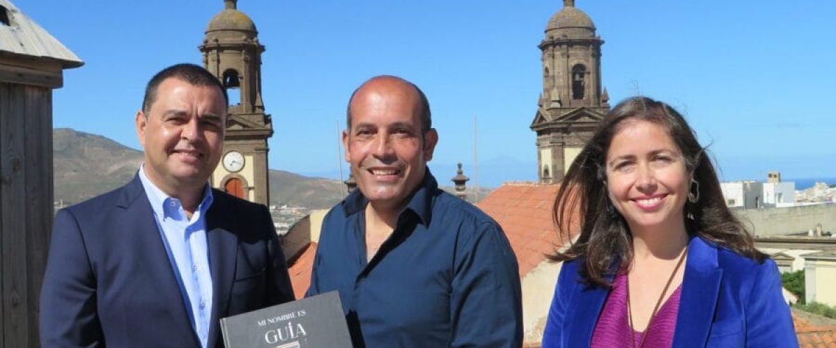 El autor del libro Alfredo Betancor junto al alcalde Pedro Rodriguez y la concejala de Cultura Sibisse Sosa rotated