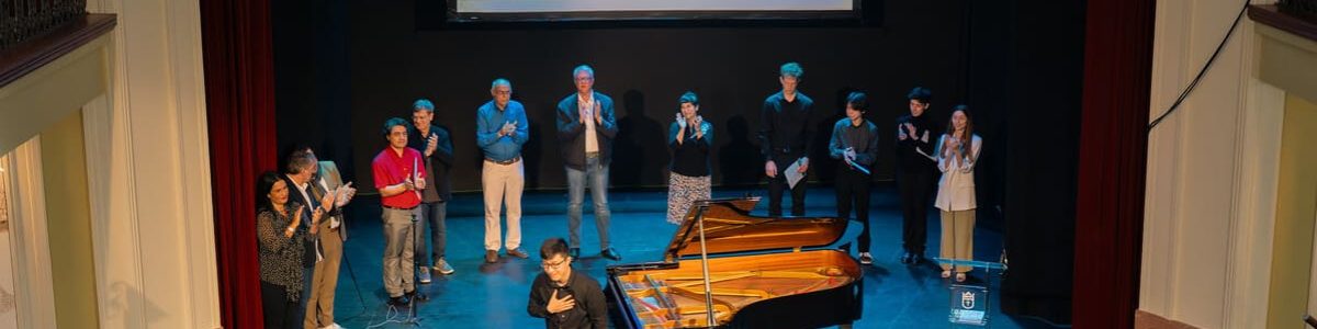 El chino Ke Wang, ganador del Concurso de piano Pedro Espinosa, tras la entrega de premios en el Teatro Consistorial