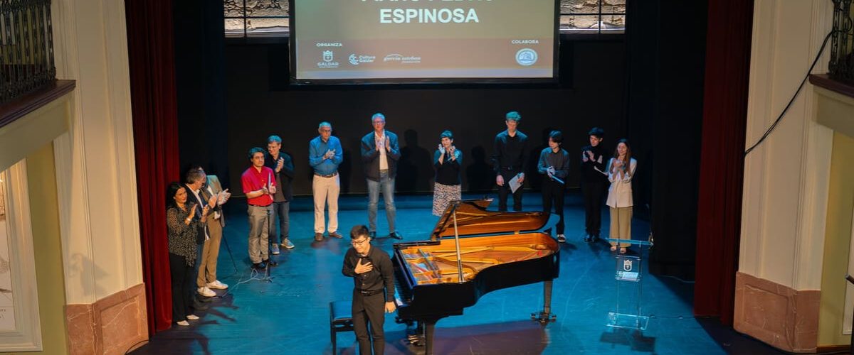 El chino Ke Wang, ganador del Concurso de piano Pedro Espinosa, tras la entrega de premios en el Teatro Consistorial