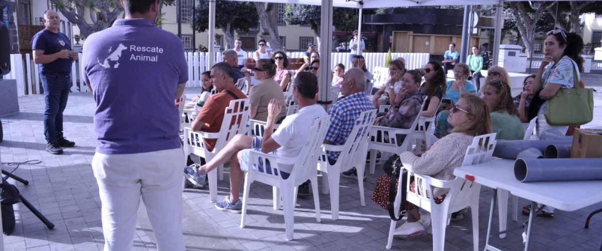 El concejal de Bienestar Animal, Felipe Pérez, a la izquierda de la imagen, junto a los asistentes al encuentro celebrado en la Plaza Chica de la ciudad