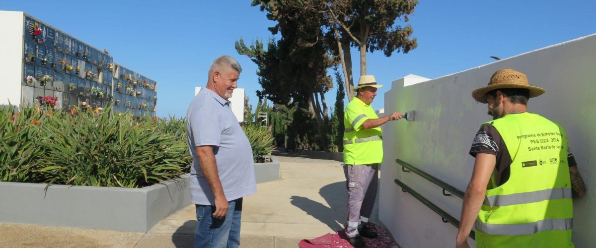 El concejal de Cementerios, José Fernando Estévez, juntoa los operarios durante la visita que realizó al camposanto de La Atalaya