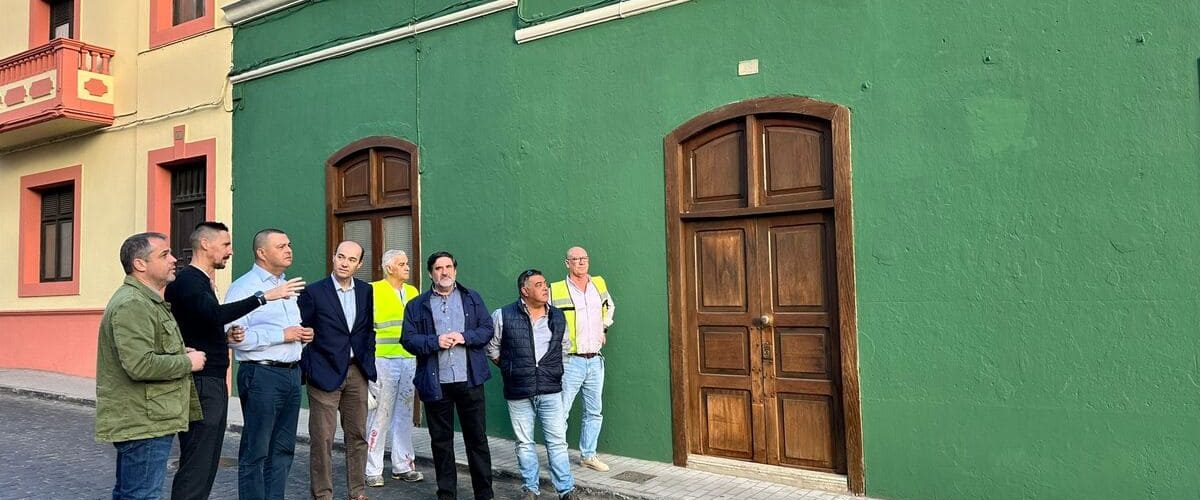 El director del proyecto Matias Berrocal segundo por la izquierda explica el avance de las obras durante el recorrido por el casco historico