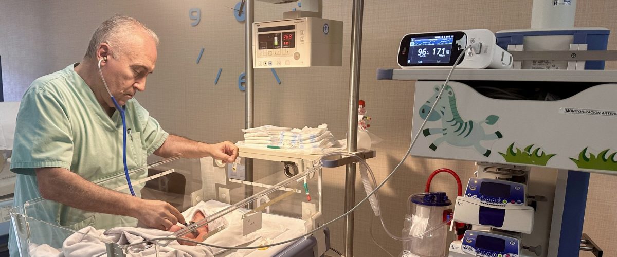 El doctor Francisco Domínguez, jefe de Pediatría del Hospital Universitario Vithas Las Palmas, ausculta a un bebé en la UCI Neonatal