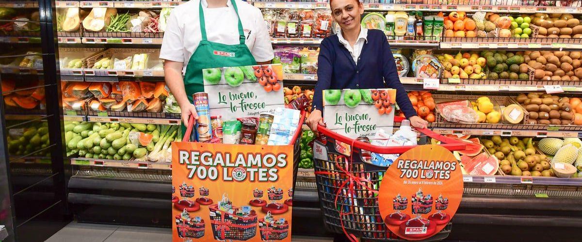 El equipo de SPAR Escaleritas 1 con los lotes de regalo preparados