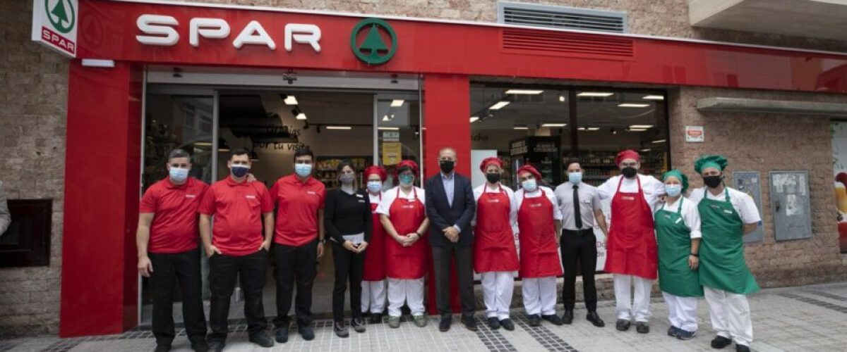 El equipo de SPAR Espartero durante la reapertura