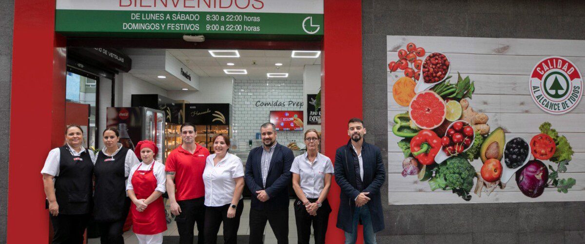 El equipo de SPAR Las Canteras junto al local renovado