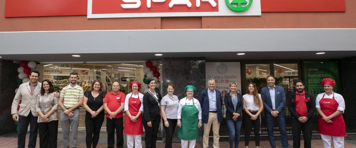 El equipo de SPAR Los Picachos tras la reapertura