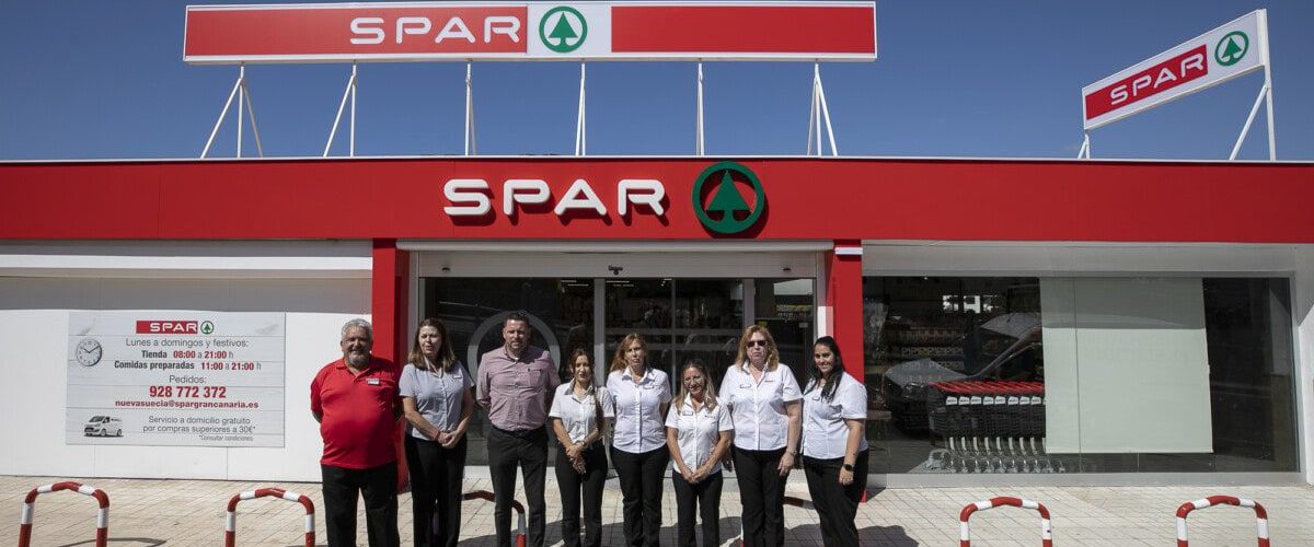 El equipo de SPAR Nueva Suecia durante su reapertura