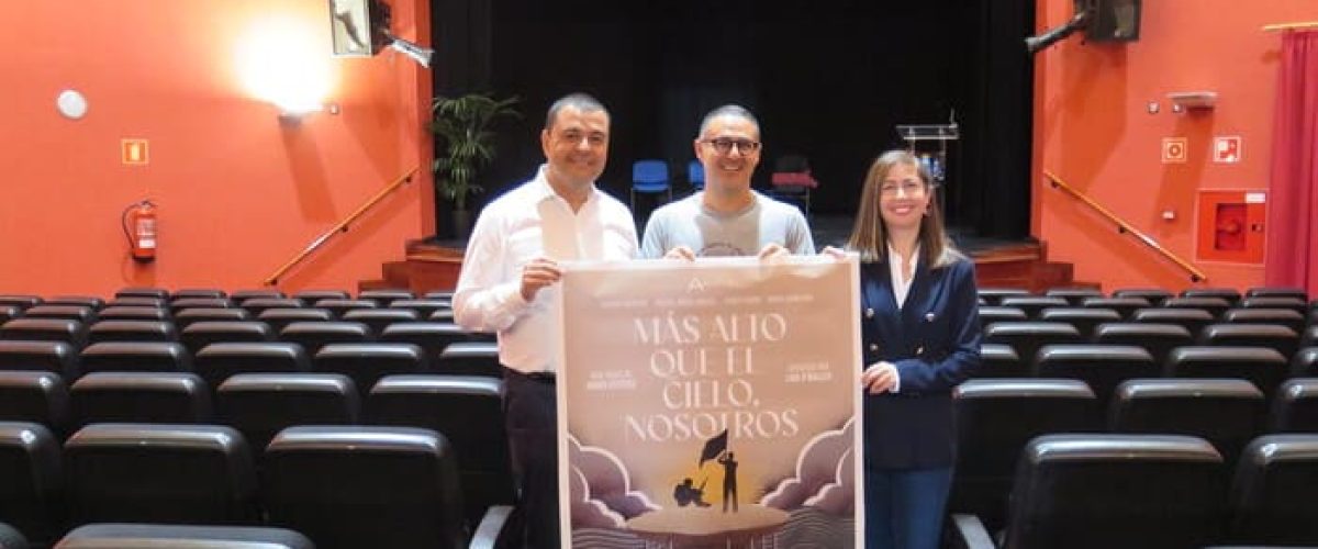 El escritor Javier Estevez junto al alcalde Pedro Rodriguez y la concejala de Cultura Sibisse Sosa en el Teatro Hesperides 1