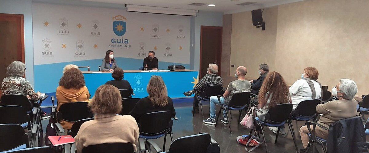 El escritor Santiago Gil y la concejala de Cultura Sibisse Sosa en la inauguracion del taller de escritura el pasado mes de abril