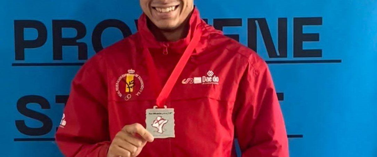 El galdense Victor del Rosario con su medalla de plata