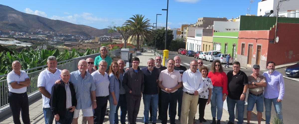 El grupo de gobierno municipal junto a vecinos de Becerril durante la visita a la Avenida Doctor Chil