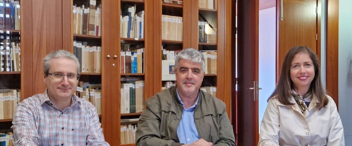 El investigador y archivero municipal Sergio Aguiar, en el centro, junto a la concejala Sibisse Sosa y Alberto Payá Rico, secretario del Consejo Inspectorial de los Salesianos