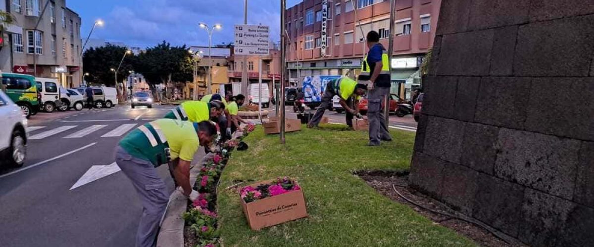 El personal de Parques y Jardines trabaja en la entrada al casco del municipio