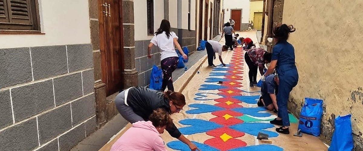 Elaboracion de alfombras en la calle San Jose el pasado ano